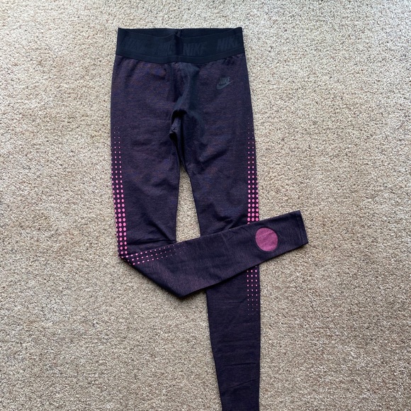 Women’s Nike legging - Picture 2 of 3